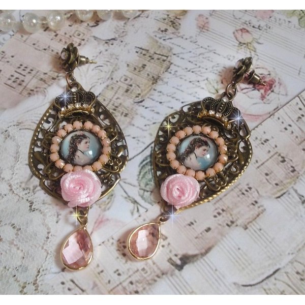 BO Sissi Empress created with glass cabochons representing Sissi Empress, crystals, glass beads, small flowers and various accessories in Bronze color