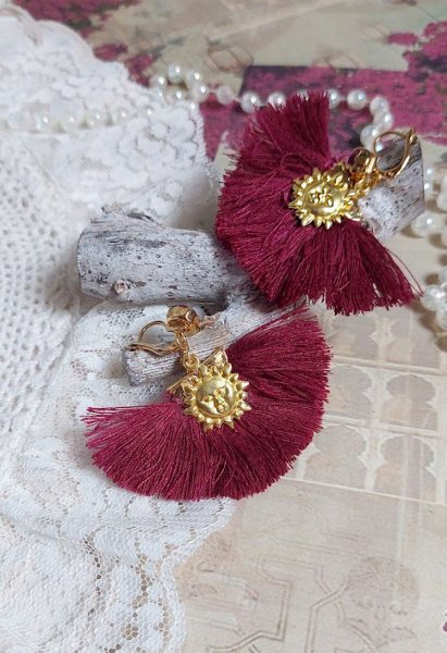 BO Soleil Dark Red mont&eacute;es avec pompons Bordeaux, pinces demi-lune, breloques et cabochons Cristal Swarovski