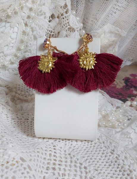 BO Soleil Dark Red mont&eacute;es avec pompons Bordeaux, pinces demi-lune, breloques et cabochons Cristal Swarovski