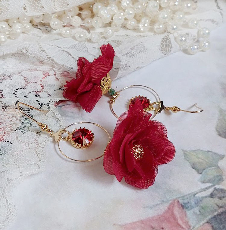 BO Symphonie de Rouge cr&eacute;&eacute;es avec cr&eacute;oles, fleurs mousseline et perles Cristal Swarovski