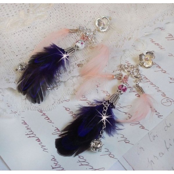 BO Tendre Purple avec des cristaux de Swarovski, des plumes et des perles en porcelaine