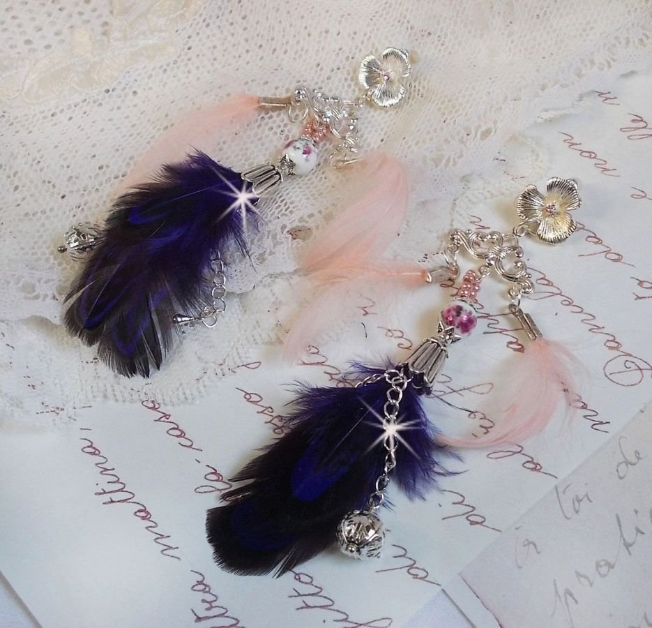 BO Tendre Purple avec des cristaux de Swarovski, des plumes et des perles en porcelaine