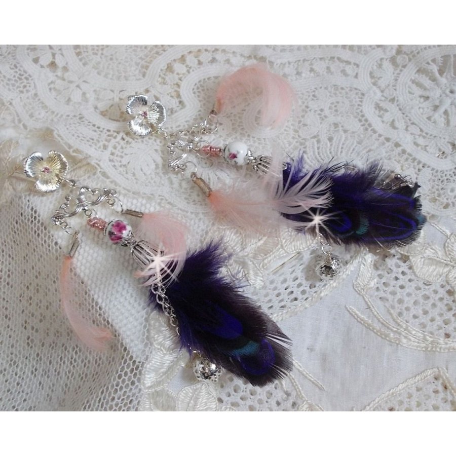 BO Tendre Purple avec des cristaux de Swarovski, des plumes et des perles en porcelaine