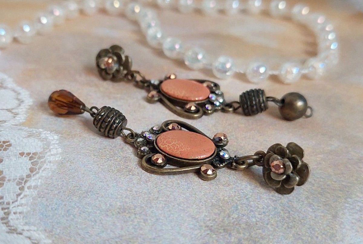 BO Terra Cotta créées avec des cabochons en porcelaine de couleur terre avec des cristaux sur pendentif Bronze en métal et laiton 