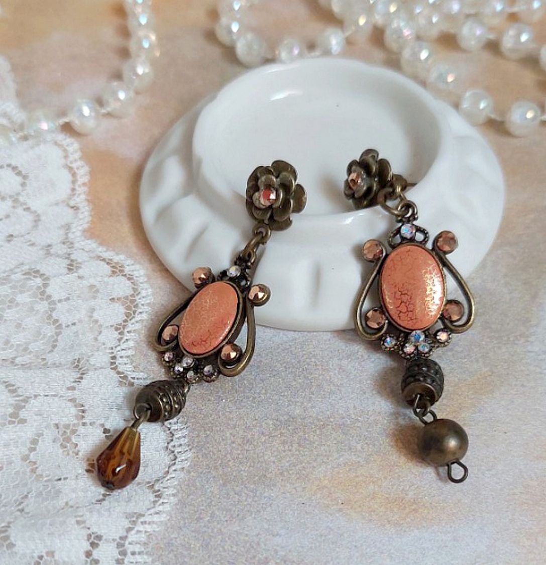 BO Terra Cotta créées avec des cabochons en porcelaine de couleur terre avec des cristaux sur pendentif Bronze en métal et laiton 