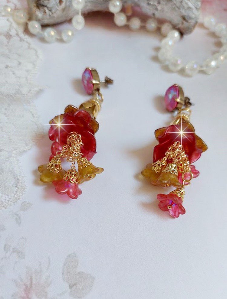 BO Tourbillons de Fleurs créées avec clochettes givrées aux couleurs Fuchsia, Rose, Violet, Vert, Jaune et pailleté d’argent, calottes plaquées or et filigranées avec cabochons en cristal