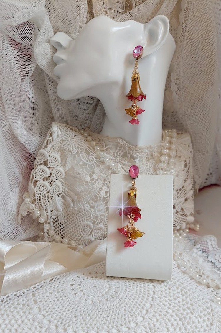 BO Tourbillons de Fleurs créées avec clochettes givrées aux couleurs Fuchsia, Rose, Violet, Vert, Jaune et pailleté d’argent, calottes plaquées or et filigranées avec cabochons en cristal