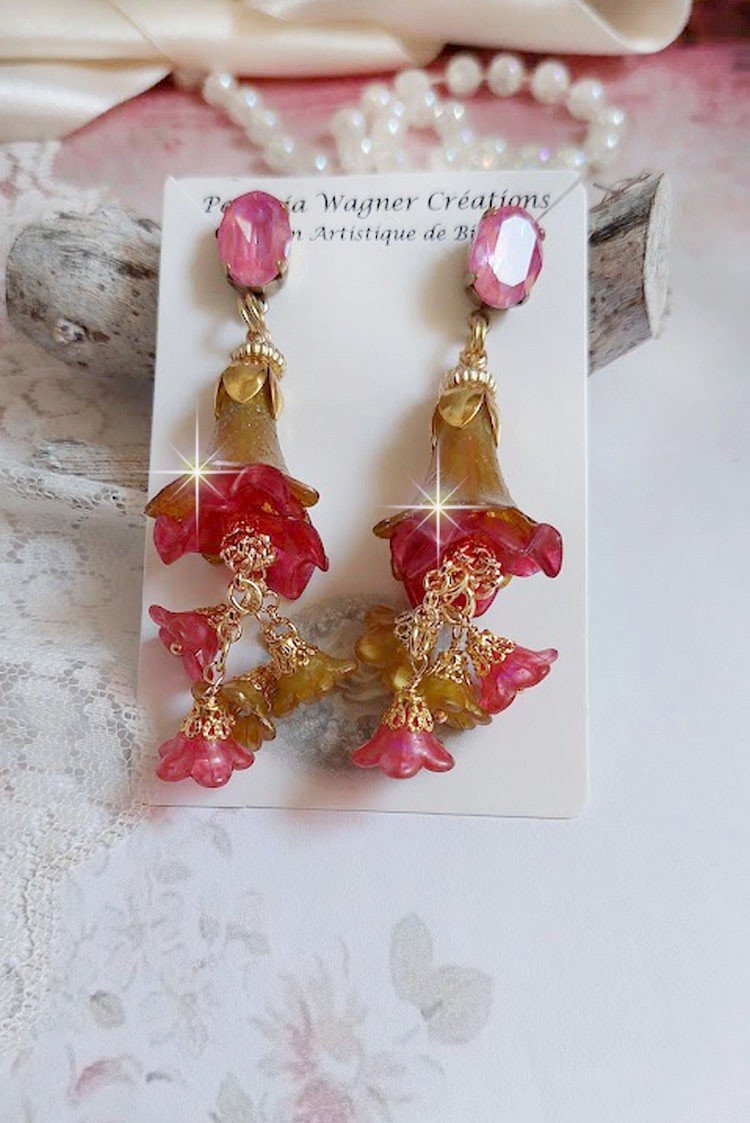 BO Tourbillons de Fleurs créées avec clochettes givrées aux couleurs Fuchsia, Rose, Violet, Vert, Jaune et pailleté d’argent, calottes plaquées or et filigranées avec cabochons en cristal