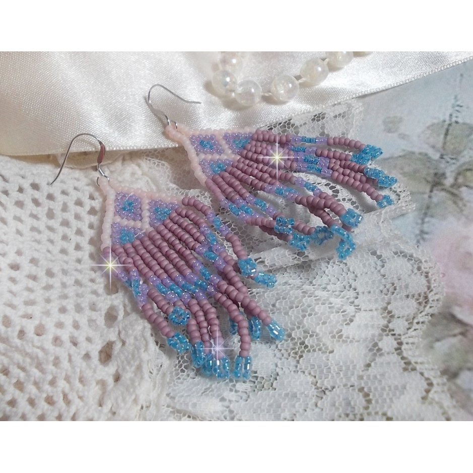 BO Velours de Rêves aux rocailles de qualité en verre dans les nuances de Lilas, Rose et Bleu. Une belle conception pour un design exceptionnelle. Le tout est monté sur des crochets en Argent 925