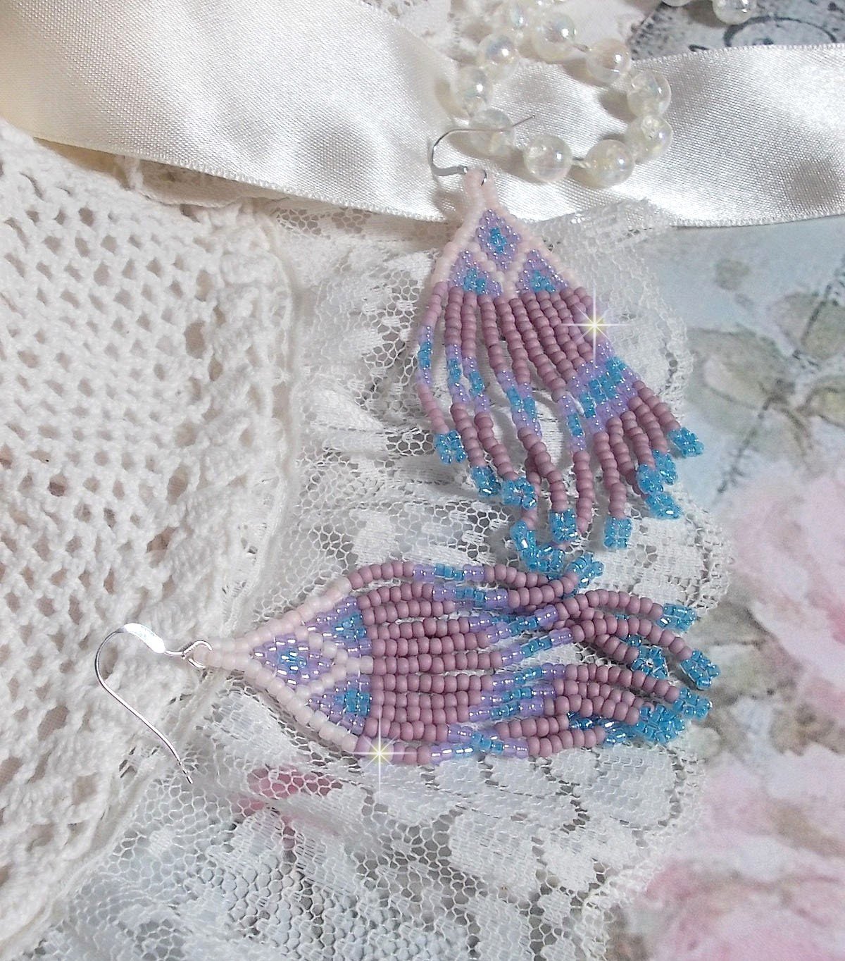 BO Velours de R&ecirc;ves aux rocailles de qualit&eacute; en verre dans les nuances de Lilas, Rose et Bleu. Une belle conception pour un design exceptionnelle. Le tout est mont&eacute; sur des crochets en Argent 925