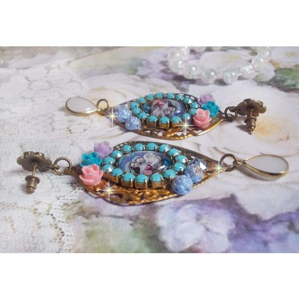 BO Vierge Marie et l&rsquo;Enfant fa&ccedil;on religieuse avec cabochons strass&eacute;s couleur Turquoise, roses et cristaux. Mont&eacute;s sur estampes o&ugrave; j&rsquo;ai appliqu&eacute; une fine poudre Or. Une douceur avec les gouttes