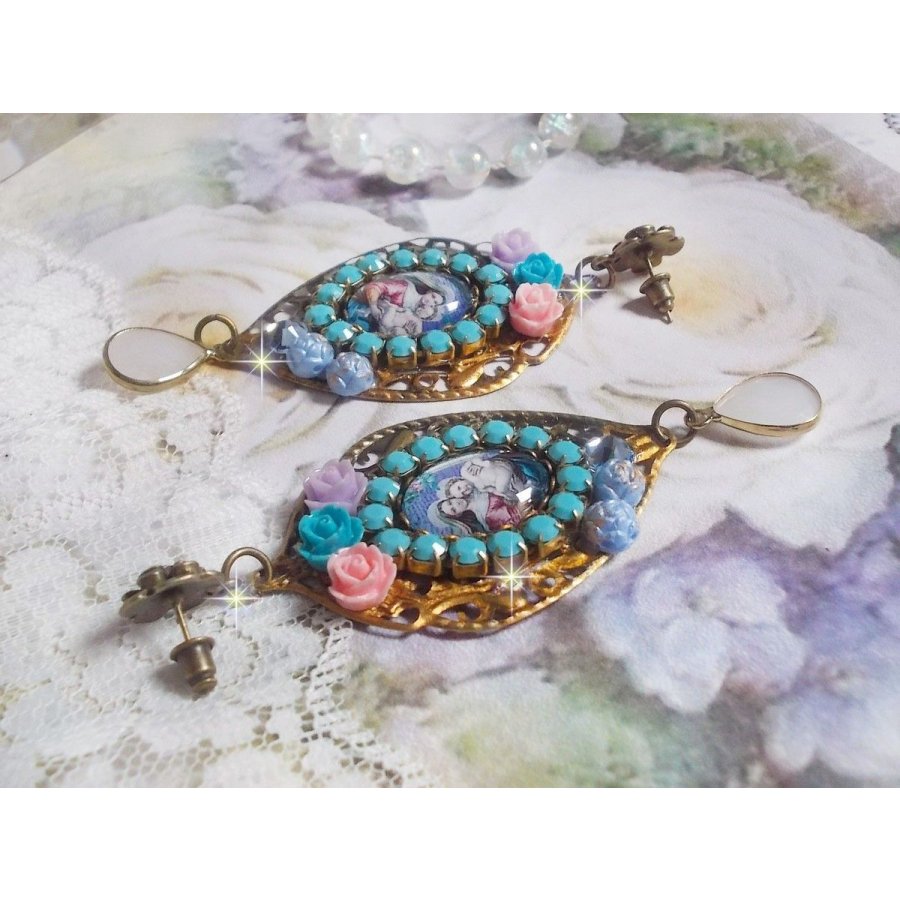 BO Vierge Marie et l’Enfant façon religieuse avec cabochons strassés couleur Turquoise, roses et cristaux. Montés sur estampes où j’ai appliqué une fine poudre Or. Une douceur avec les gouttes