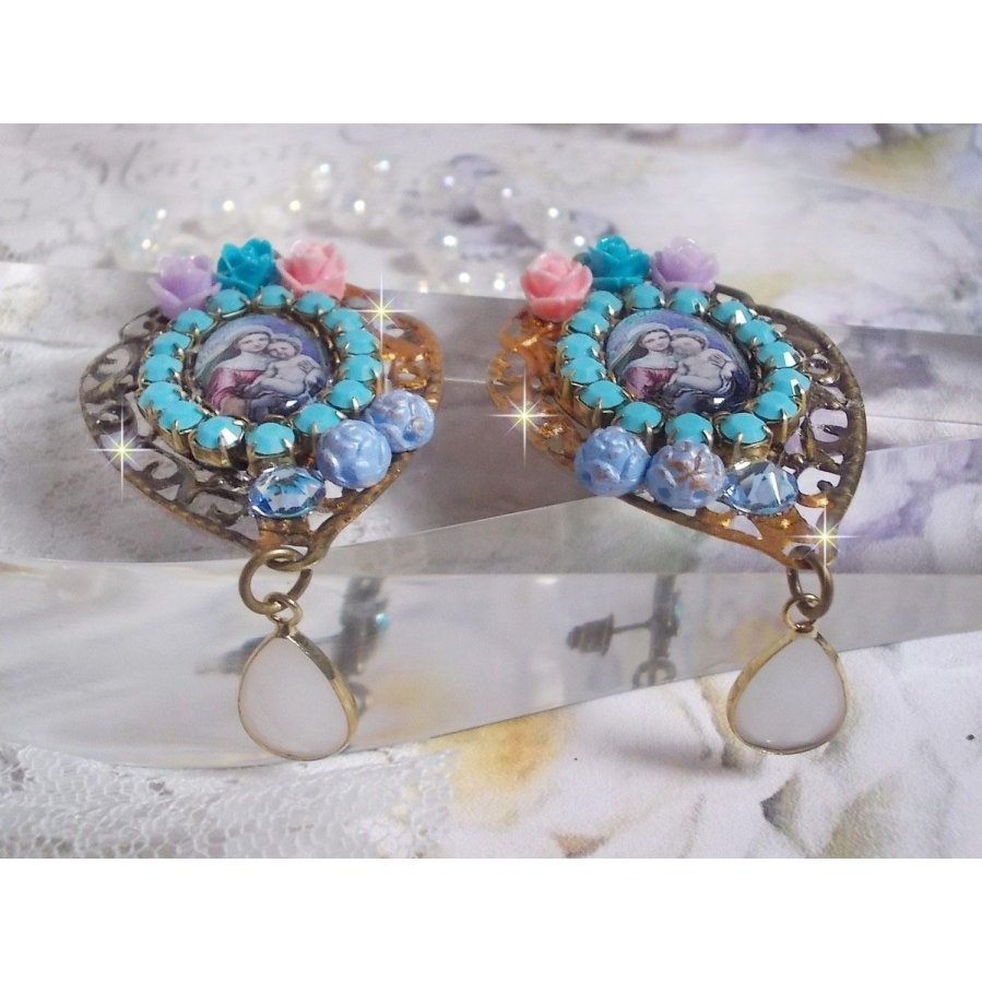 BO Vierge Marie et l’Enfant façon religieuse avec cabochons strassés couleur Turquoise, roses et cristaux. Montés sur estampes où j’ai appliqué une fine poudre Or. Une douceur avec les gouttes