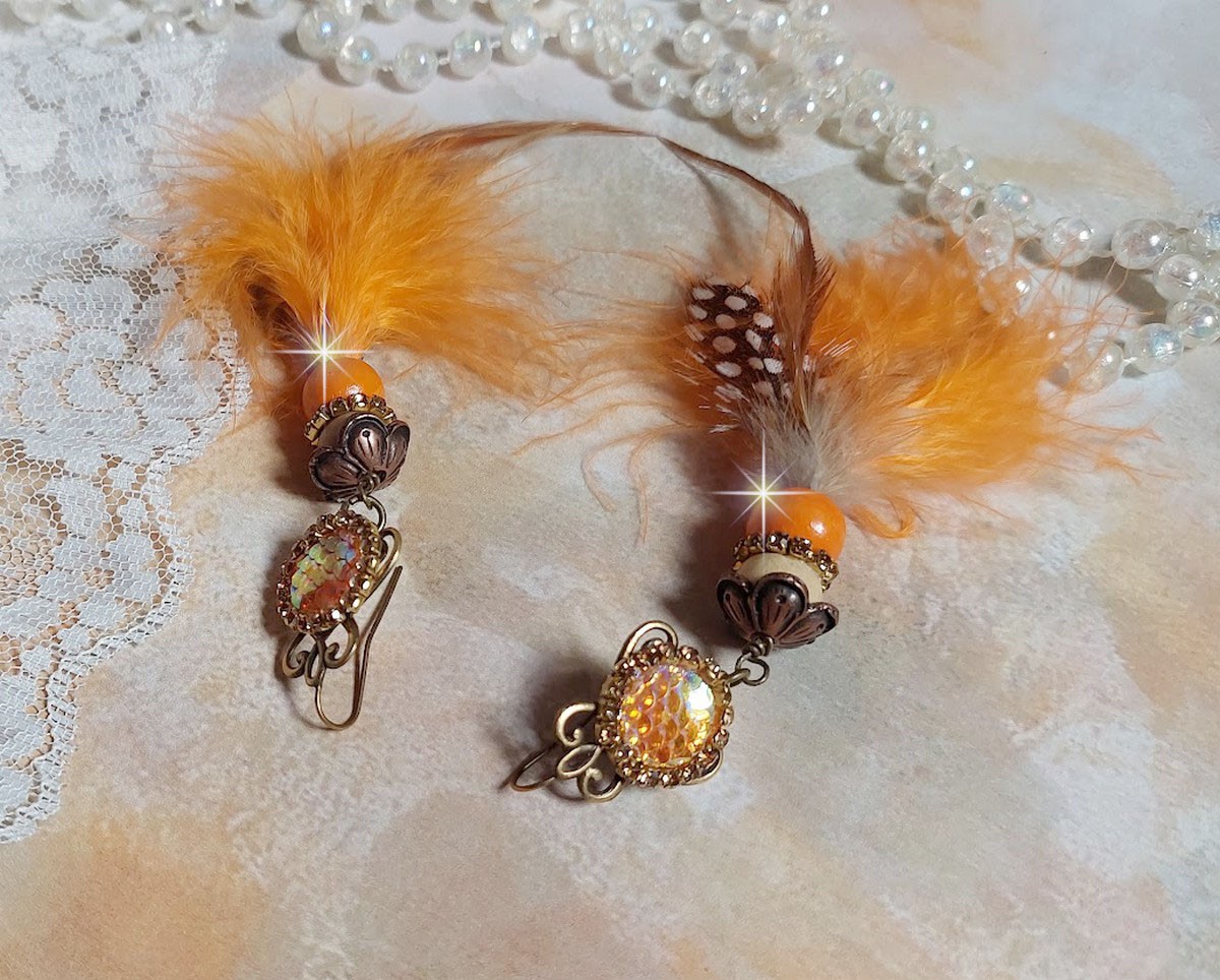 BO Vol au Vent créées avec plumes de pintade, Coq effet trois tons Beige, Marron et blanc, plumes Orange, perles bois naturel et Orange, perles résine et chaîne strass. Montées sur crochets en Laiton