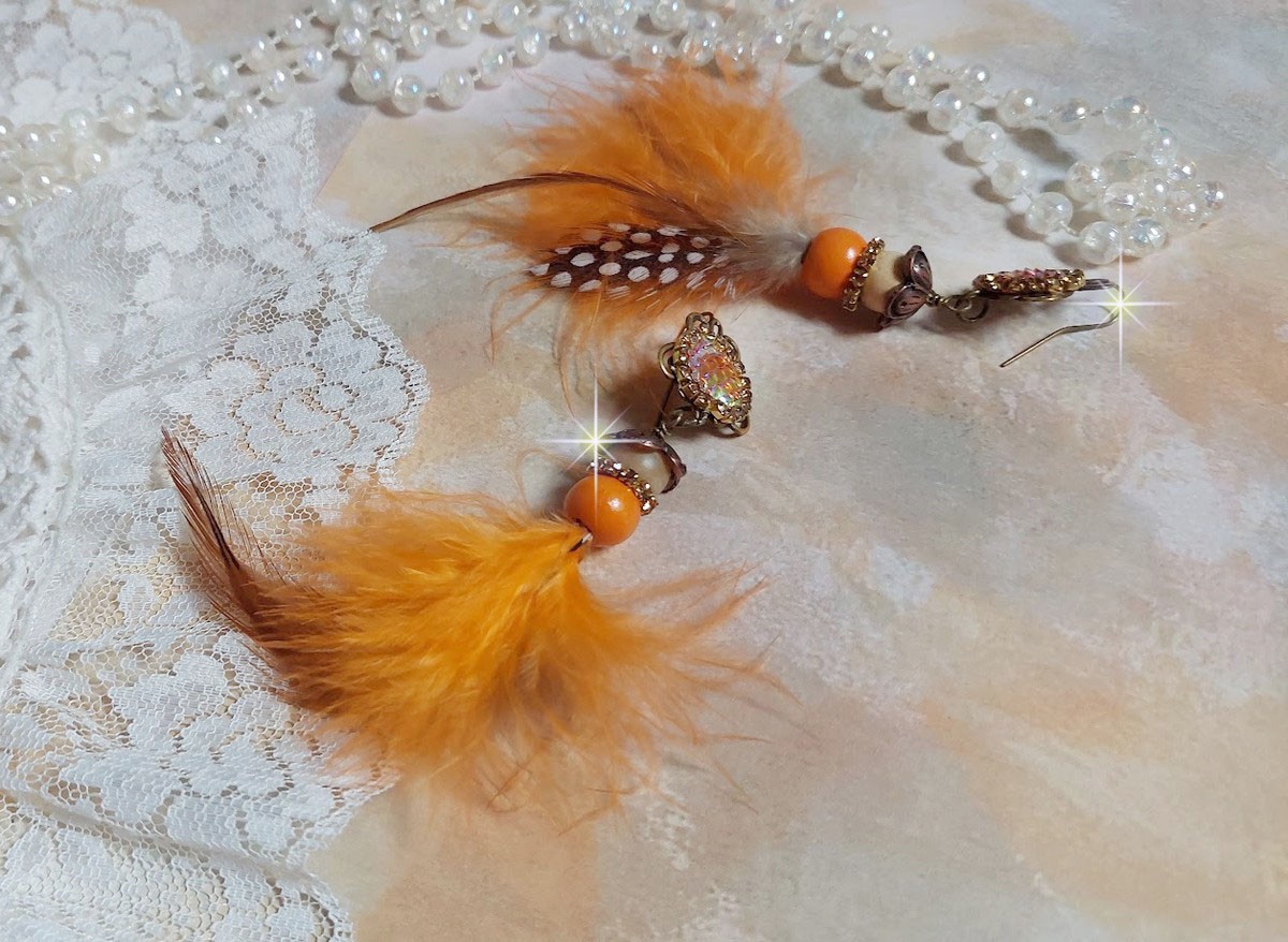 BO Vol au Vent créées avec plumes de pintade, Coq effet trois tons Beige, Marron et blanc, plumes Orange, perles bois naturel et Orange, perles résine et chaîne strass. Montées sur crochets en Laiton