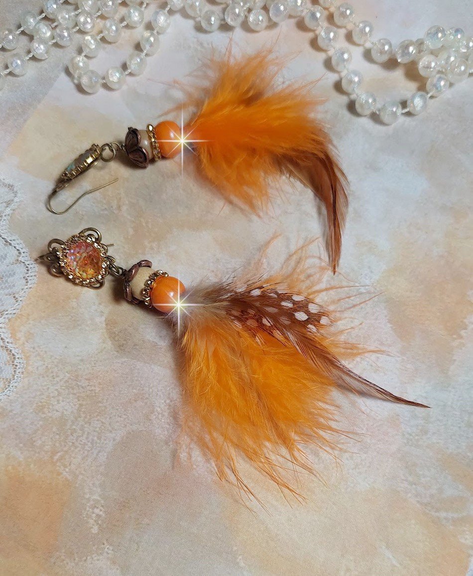 BO Vol au Vent créées avec plumes de pintade, Coq effet trois tons Beige, Marron et blanc, plumes Orange, perles bois naturel et Orange, perles résine et chaîne strass. Montées sur crochets en Laiton