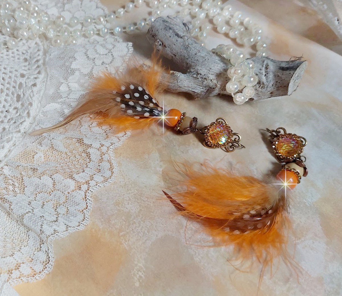 BO Vol au Vent créées avec plumes de pintade, Coq effet trois tons Beige, Marron et blanc, plumes Orange, perles bois naturel et Orange, perles résine et chaîne strass. Montées sur crochets en Laiton