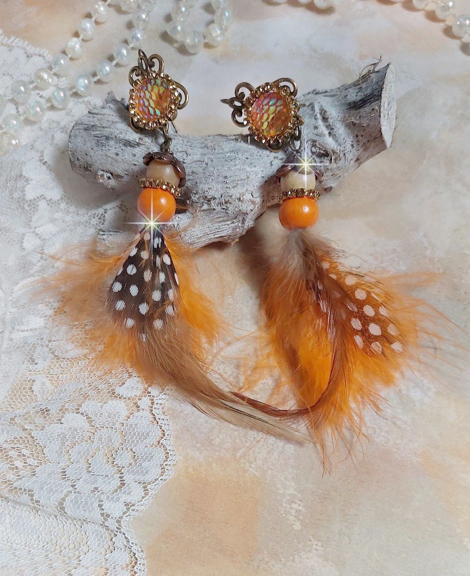 BO Vol au Vent créées avec plumes de pintade, Coq effet trois tons Beige, Marron et blanc, plumes Orange, perles bois naturel et Orange, perles résine et chaîne strass. Montées sur crochets en Laiton