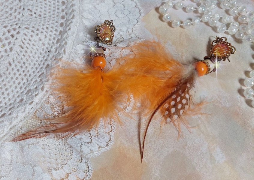 BO Vol au Vent cr&eacute;&eacute;es avec plumes de pintade, Coq trois tons, plumes Orange, perles bois naturel et Orange, perles r&eacute;sine et cha&icirc;ne strass. 