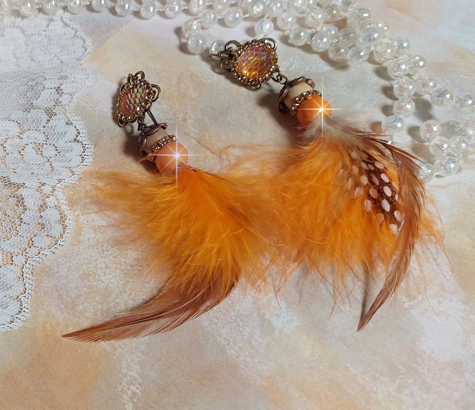 BO Vol au Vent créées avec plumes de pintade, Coq effet trois tons Beige, Marron et blanc, plumes Orange, perles bois naturel et Orange, perles résine et chaîne strass. Montées sur crochets en Laiton