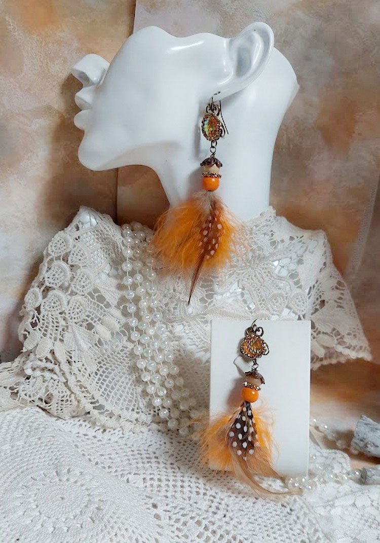 BO Vol au Vent créées avec plumes de pintade, Coq effet trois tons Beige, Marron et blanc, plumes Orange, perles bois naturel et Orange, perles résine et chaîne strass. Montées sur crochets en Laiton