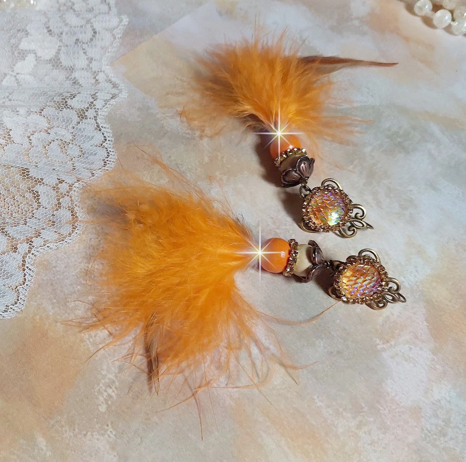 BO Vol au Vent créées avec plumes de pintade, Coq effet trois tons Beige, Marron et blanc, plumes Orange, perles bois naturel et Orange, perles résine et chaîne strass. Montées sur crochets en Laiton