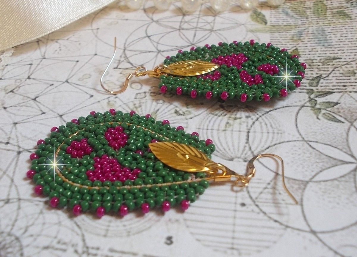 BO Vert Sauge aux teintes colorées de Vert et Fuchsia inspirées des champs. Montées avec des rocailles en Verre sur des supports gouttes. J’ai ajouté des breloques et boucles en Gold Filled