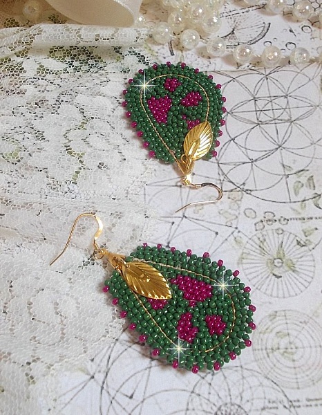 BO Vert Sauge  mont&eacute;es avec des rocailles en Verre sur des supports gouttes, breloques et  crochets d'oreilles Gold filled 14 carats
