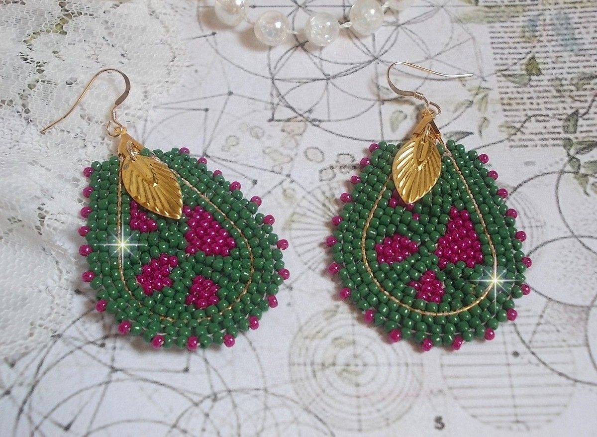 BO Vert Sauge aux teintes colorées de Vert et Fuchsia inspirées des champs. Montées avec des rocailles en Verre sur des supports gouttes. J’ai ajouté des breloques et boucles en Gold Filled