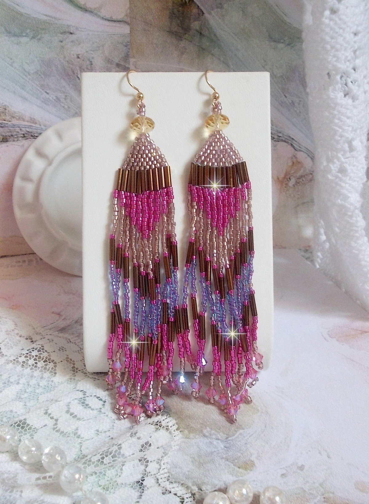 BO Explosion de Roses avec des rocailles en verre aux couleurs vari&eacute;es comme un arc en ciel floral &agrave; laquelle s&rsquo;ajoute des toupies en Cristal Rose et perles rondes facett&eacute;es Beiges