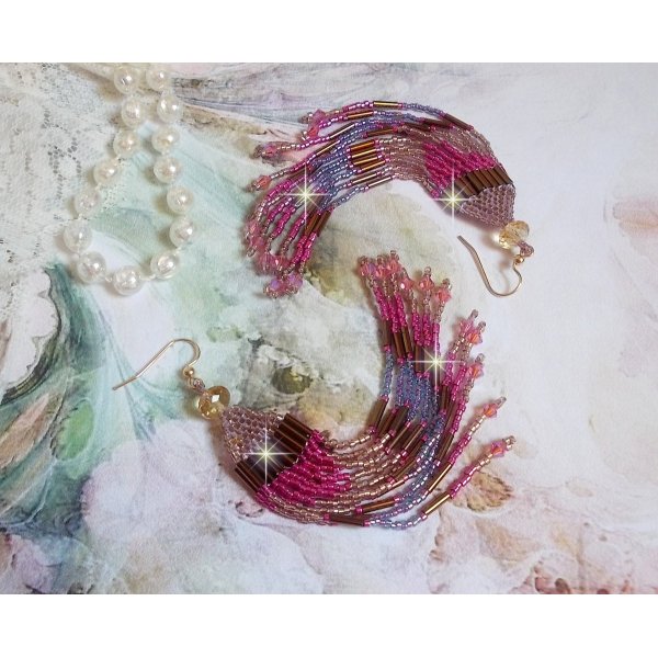 BO Explosion de Roses avec des rocailles en verre aux couleurs vari&eacute;es comme un arc en ciel floral &agrave; laquelle s&rsquo;ajoute des toupies en Cristal Rose et perles rondes facett&eacute;es Beiges