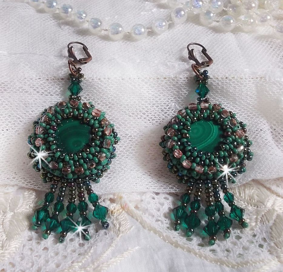 BO Emerald Vert brodées avec une malachite, des rocailles et des facettes en verre de bohème