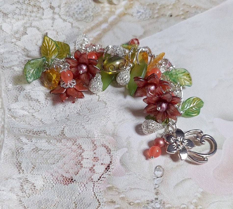 Bracelet Blondy créé sur un bracelet gourmette argenté d’un fermoir en T avec des fleurs et feuilles de saison à laquelle s’ajoute perles, cristaux, perle de Murano et perles en Jade teinté Orange