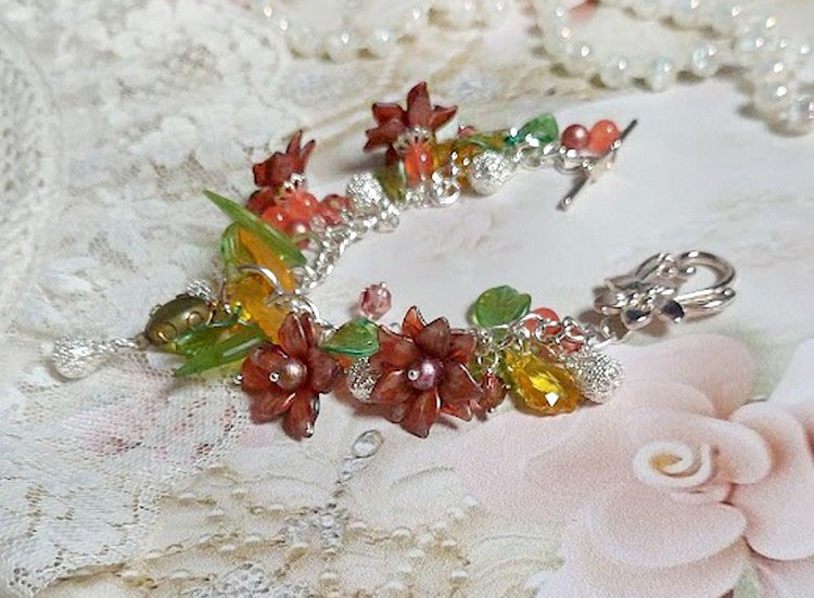 Bracelet Blondy créé sur un bracelet gourmette argenté d’un fermoir en T avec des fleurs et feuilles de saison à laquelle s’ajoute perles, cristaux, perle de Murano et perles en Jade teinté Orange