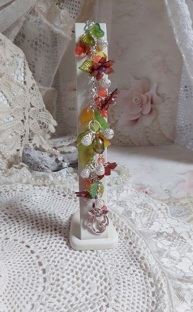 Bracelet Blondy créé sur un bracelet gourmette argenté d’un fermoir en T avec des fleurs et feuilles de saison à laquelle s’ajoute perles, cristaux, perle de Murano et perles en Jade teinté Orange