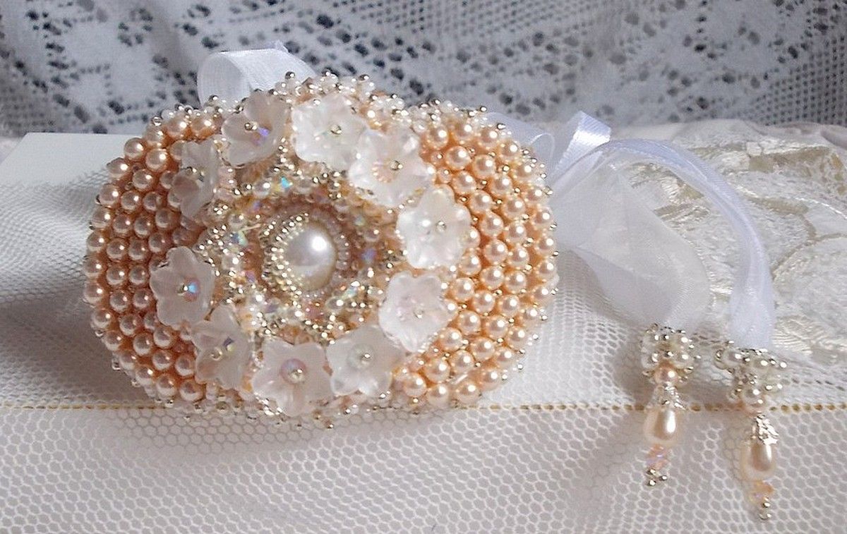 Bouquet d'un Jour bracelet embroidered with Swarovski pearls, Lucite flowers, ribbons and quality seed beads