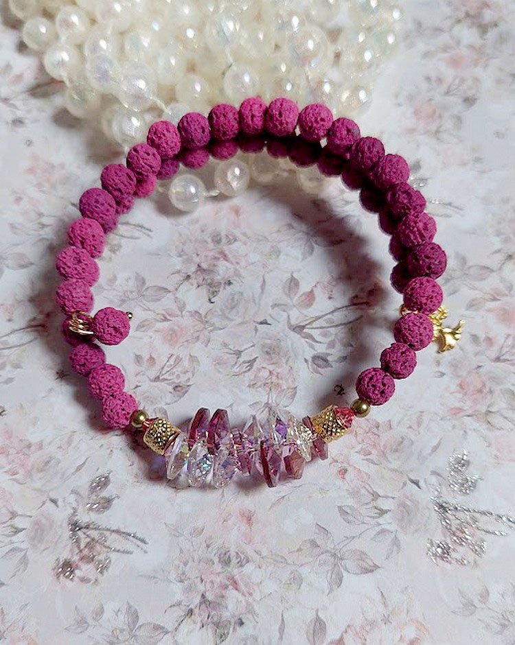 Bracelet Couronne Rose Framboise avec pierres de Lave, pendentifs et toupies en cristal, breloque arbre de vie