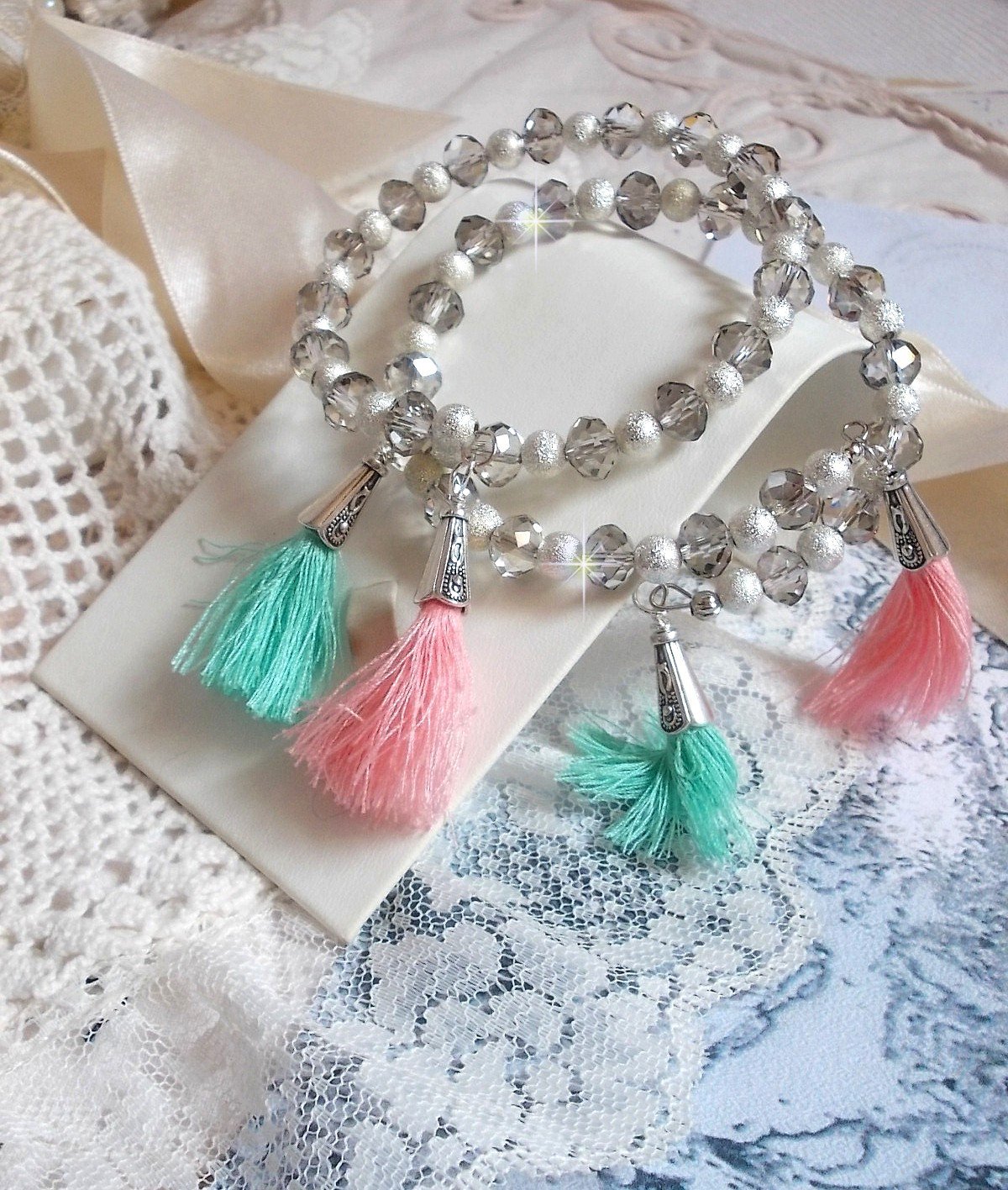 Bracelets Cristalline Eclat avec doubles bracelets aux perles Stardust Argent&eacute;es effet paillet&eacute;, perles rondes facett&eacute;es en verre et pompons couleur Rose et Menthe pour un style contemporain