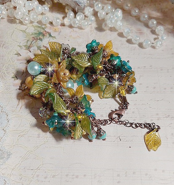 Bracelet C&eacute;zanne cr&eacute;&eacute; avec des grandes et petites fleurs peintes &agrave; la main dans les tons de Jaune, Or, Vert, Bleu, Cuivre, Marron et Bronze &agrave; laquelle s&rsquo;ajoute perles : Aventurine et Jade Jaune Clair