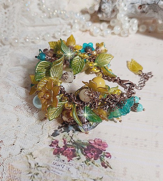Bracelet C&eacute;zanne cr&eacute;&eacute; avec des grandes et petites fleurs peintes &agrave; la main dans les tons de Jaune, Or, Vert, Bleu, Cuivre, Marron et Bronze &agrave; laquelle s&rsquo;ajoute perles : Aventurine et Jade Jaune Clair