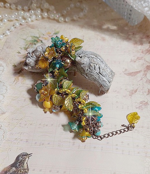Bracelet C&eacute;zanne cr&eacute;&eacute; avec des grandes et petites fleurs peintes &agrave; la main dans les tons de Jaune, Or, Vert, Bleu, Cuivre, Marron et Bronze &agrave; laquelle s&rsquo;ajoute perles : Aventurine et Jade Jaune Clair