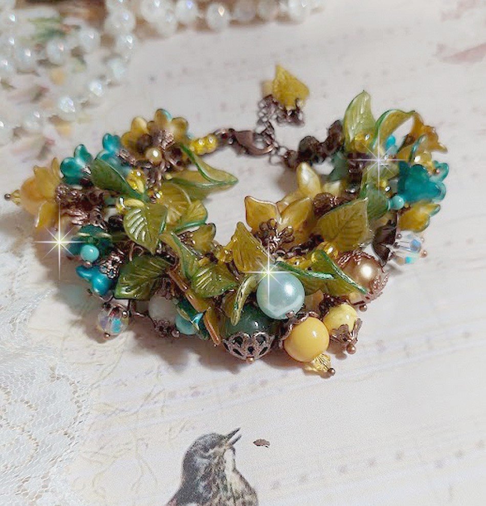 Bracelet Cézanne créé avec des grandes et petites fleurs peintes à la main dans les tons de Jaune, Or, Vert, Bleu, Cuivre, Marron et Bronze à laquelle s’ajoute perles : Aventurine et Jade Jaune Clair