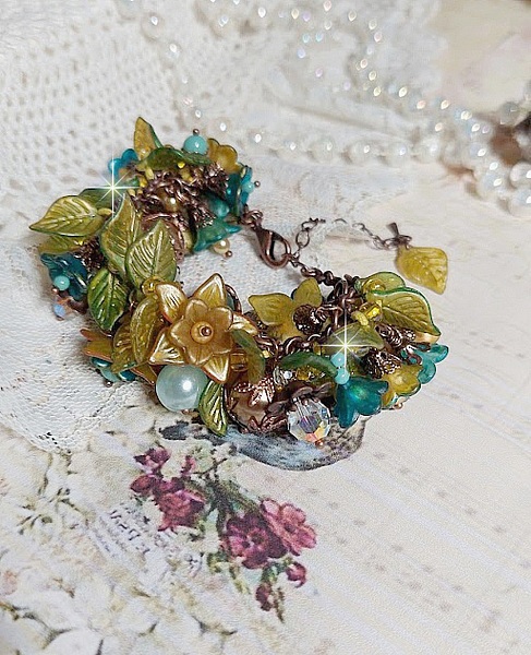 Bracelet C&eacute;zanne cr&eacute;&eacute; avec des grandes et petites fleurs peintes &agrave; la main dans les tons de Jaune, Or, Vert, Bleu, Cuivre, Marron et Bronze &agrave; laquelle s&rsquo;ajoute perles : Aventurine et Jade Jaune Clair
