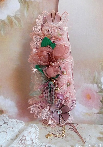 Douceur Poudr&eacute;e bracelet with very fine pink lace, Swarovski crystals, glass beads, seed beads and gold plated accessories