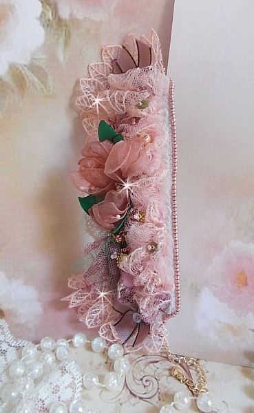 Douceur Poudr&eacute;e bracelet with very fine pink lace, Swarovski crystals, glass beads, seed beads and gold plated accessories