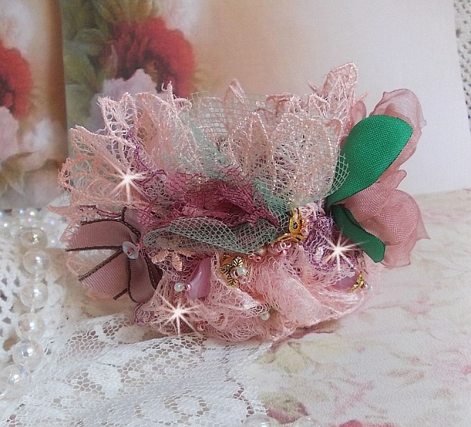 Douceur Poudr&eacute;e bracelet with very fine pink lace, Swarovski crystals, glass beads, seed beads and gold plated accessories