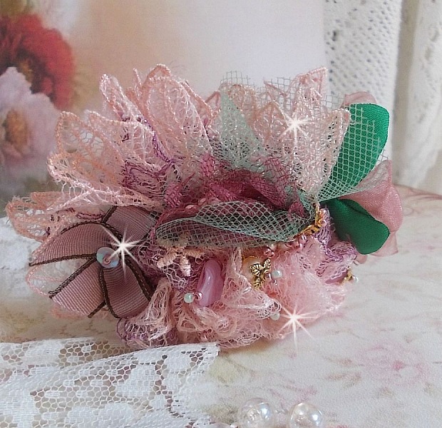 Douceur Poudr&eacute;e bracelet with very fine pink lace, Swarovski crystals, glass beads, seed beads and gold plated accessories