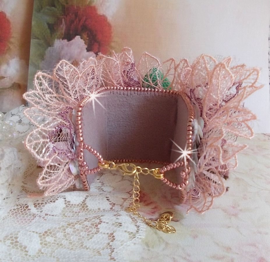 Douceur Poudrée bracelet with very fine pink lace, Swarovski crystals, glass beads, seed beads and gold plated accessories