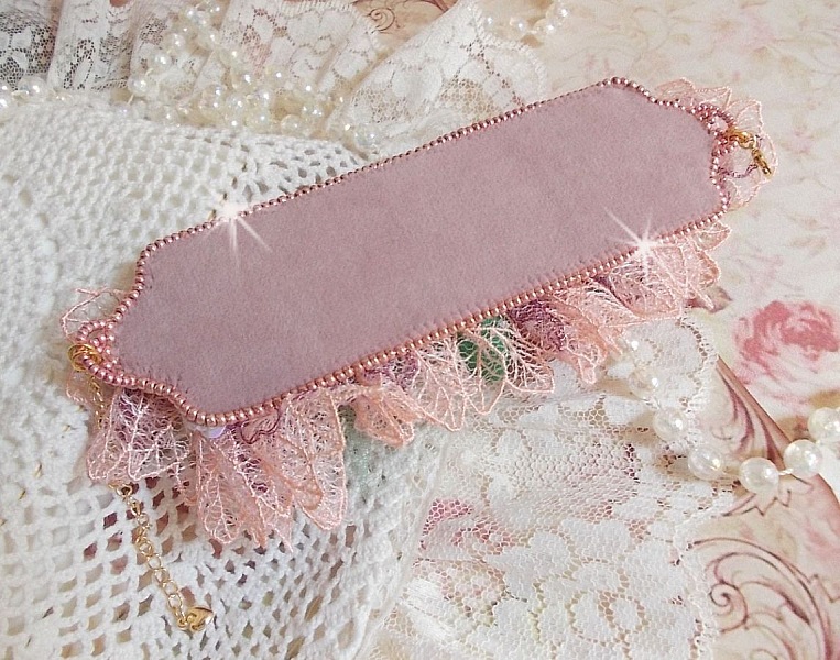 Douceur Poudr&eacute;e bracelet with very fine pink lace, Swarovski crystals, glass beads, seed beads and gold plated accessories