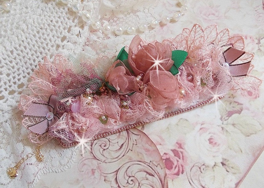 Douceur Poudr&eacute;e bracelet with very fine pink lace, Swarovski crystals, glass beads, seed beads and gold plated accessories